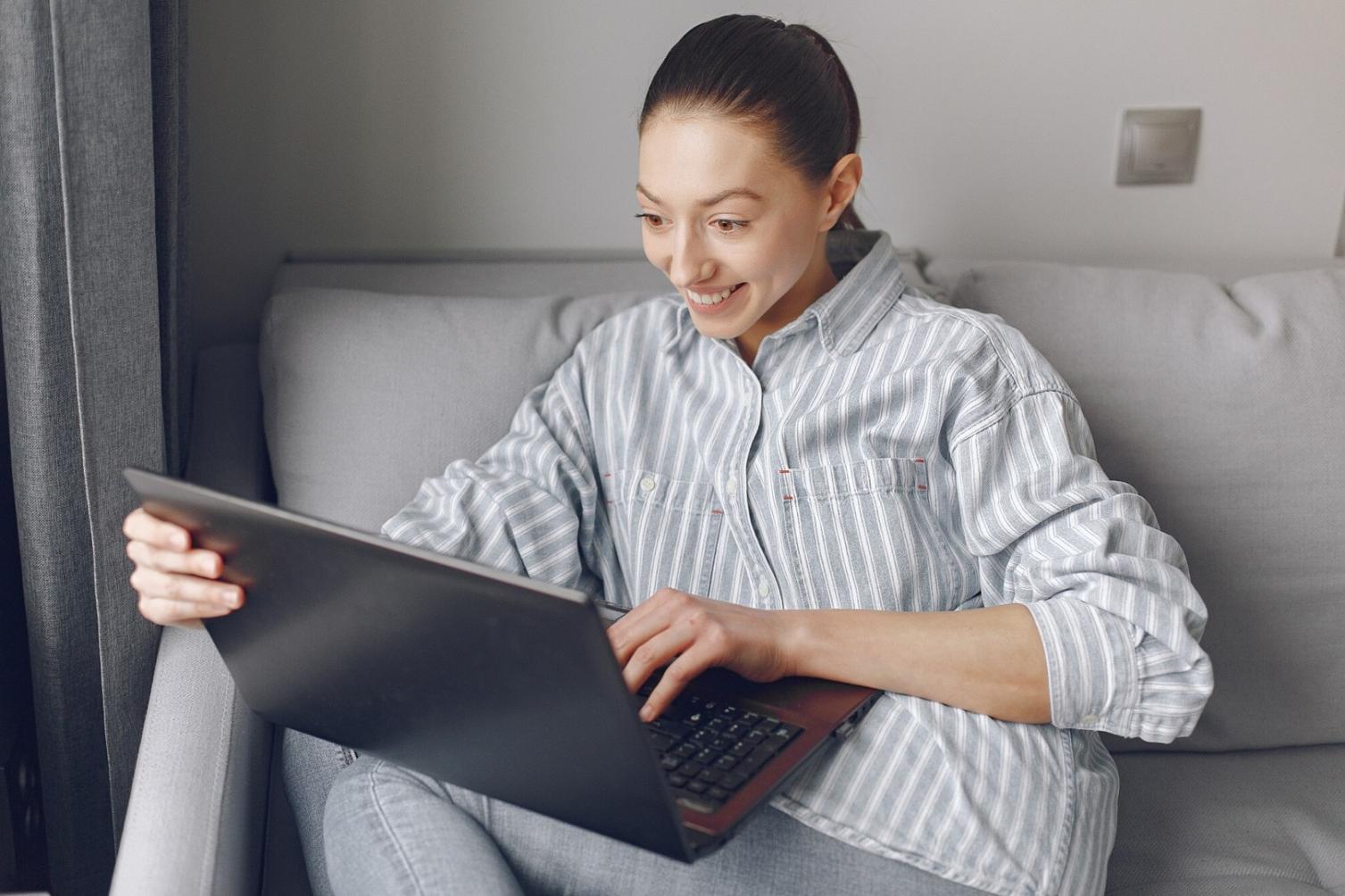 Ambiente de aprendizaje moderno con tecnología financiera avanzada