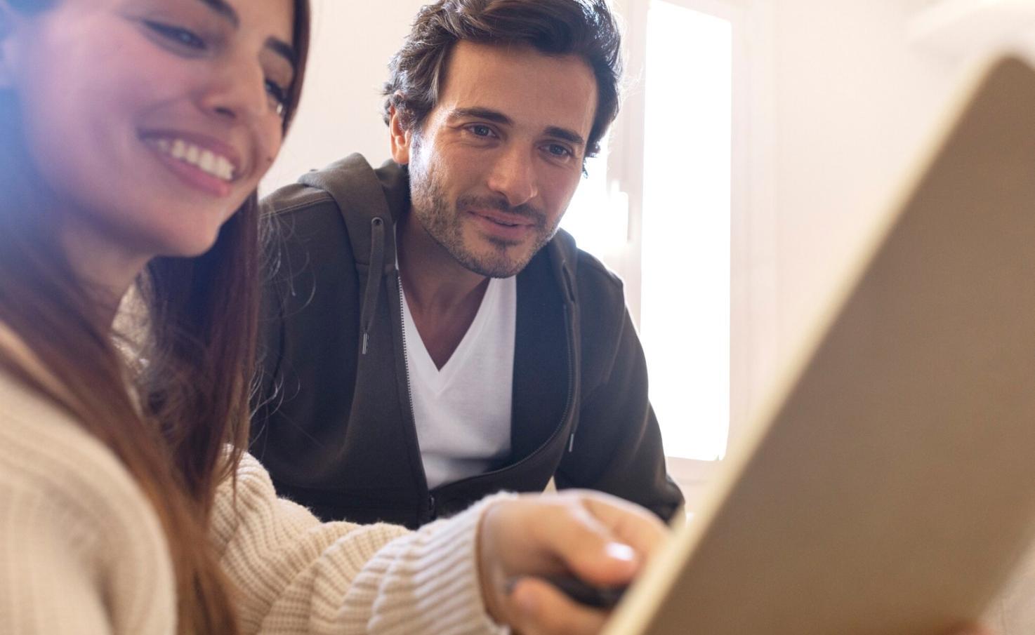 Profesionales en sesión de formación financiera colaborativa