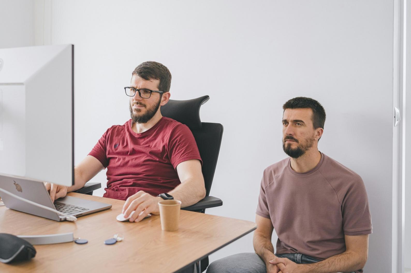 Estudiantes participando en sesión práctica de análisis financiero